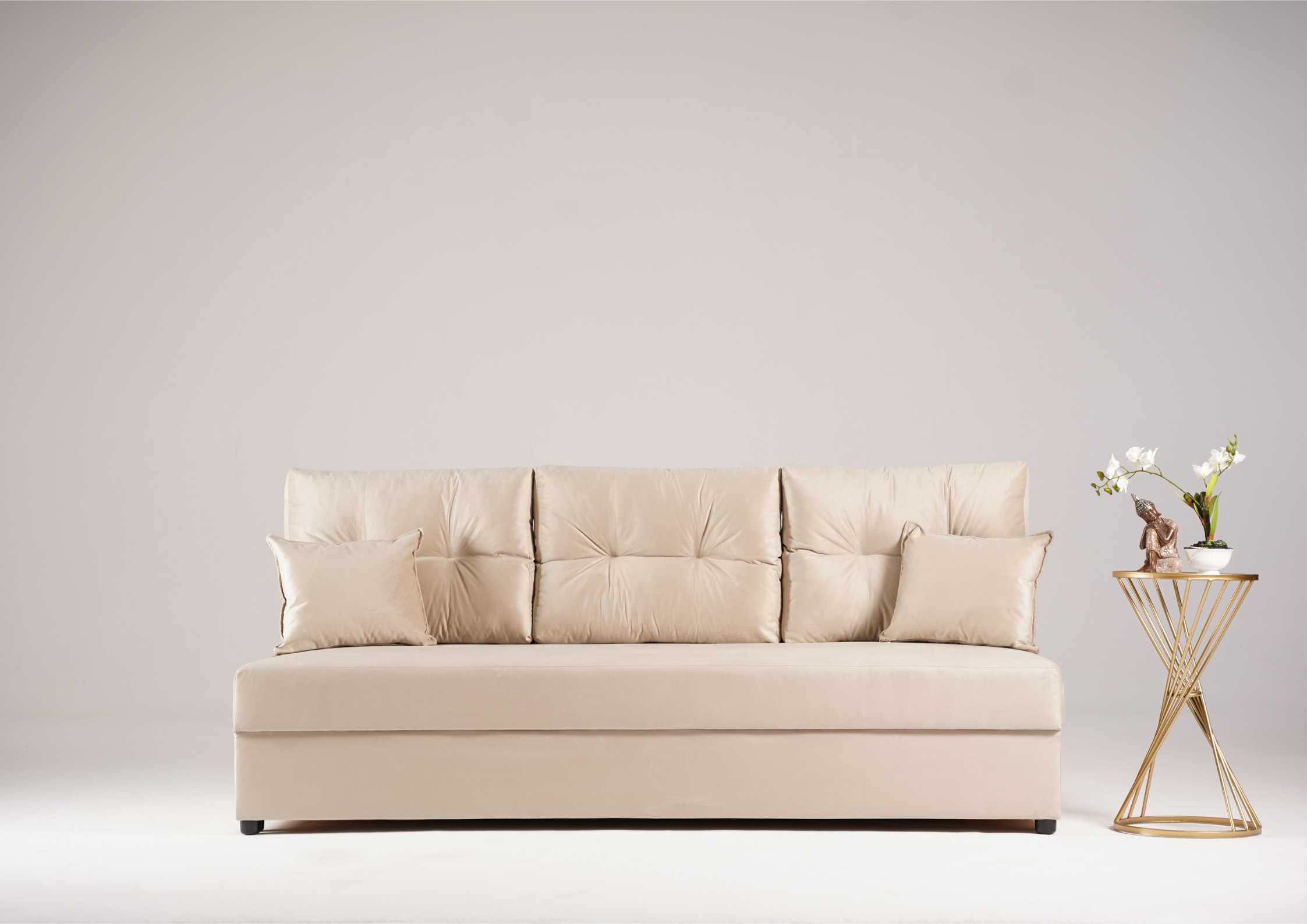 Beżowa sofa z pikowanymi poduszkami